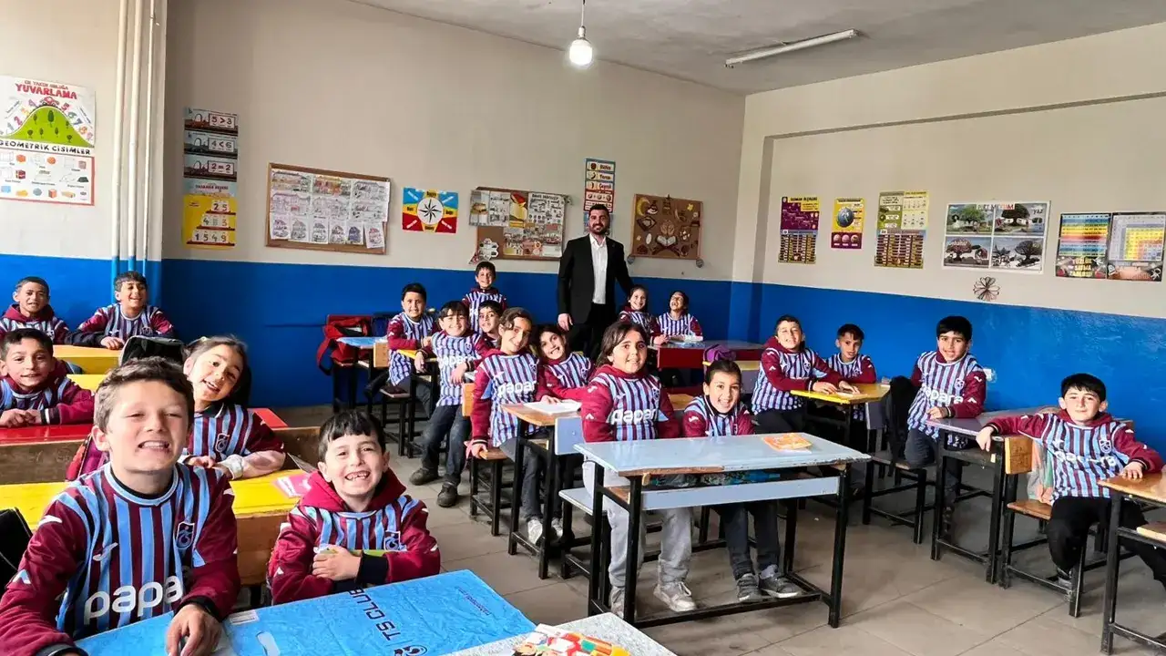 Ağrı’da Trabzonspor sevgisi köy okullarına yansıdı! İlk formaları Trabzonspor oldu