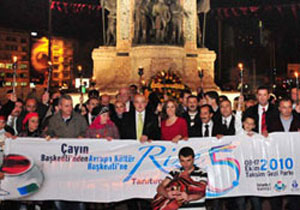 Rizeliler'den Taksim'de horon!