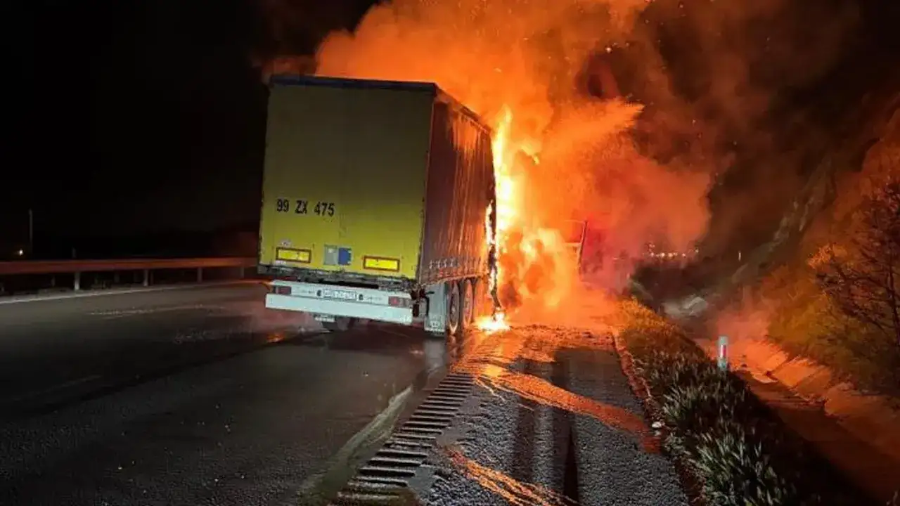 Trabzon'da tırını yaptırdı! Samsun yolunda alev aldı