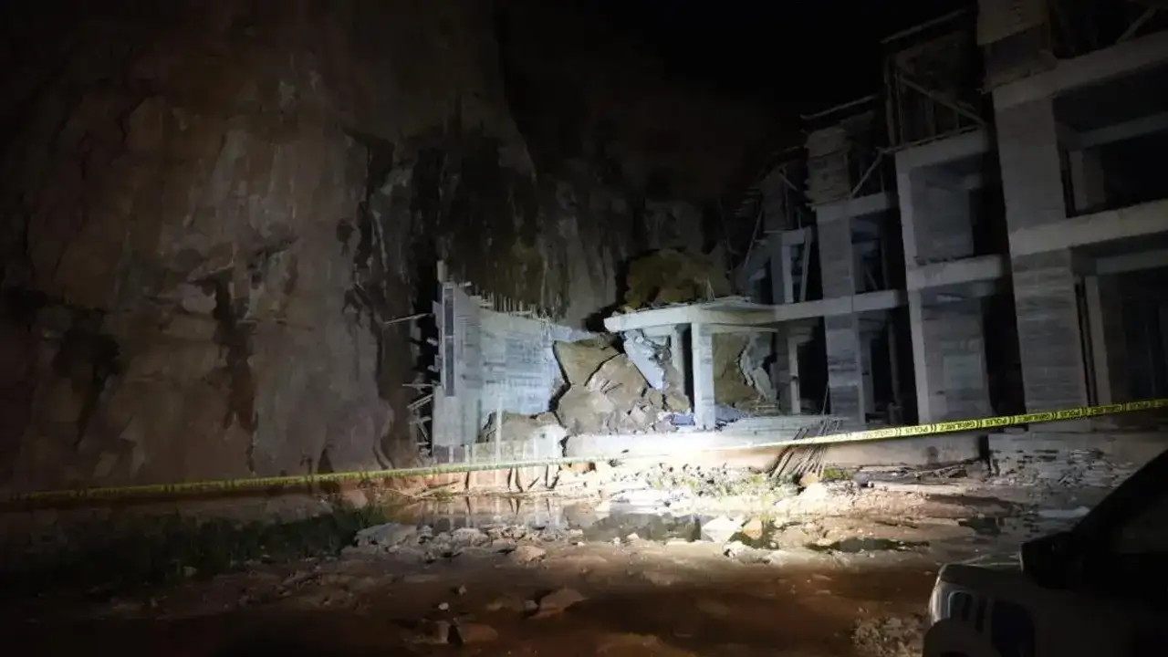 Dev kayalar yamaçtan koptu! İnşaat alanına düştüler