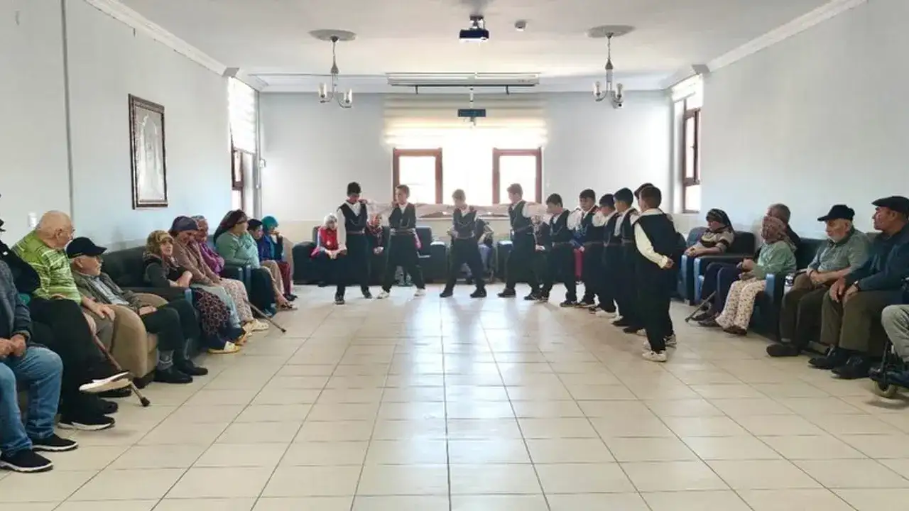 Bayburt Aydıntepe’de öğrencilerden huzurevi sakinlerine anlamlı ziyaret