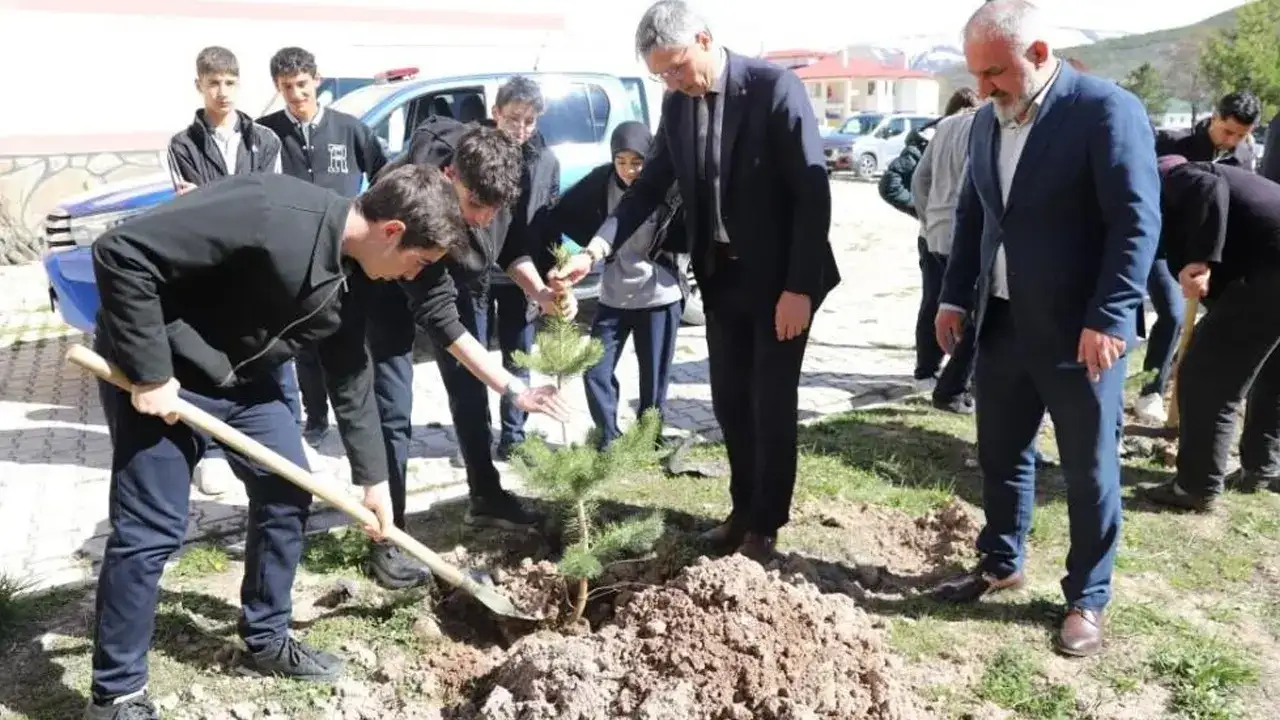 Bayburt’ta öğrenciler ÇEDES kapsamında fidan dikti