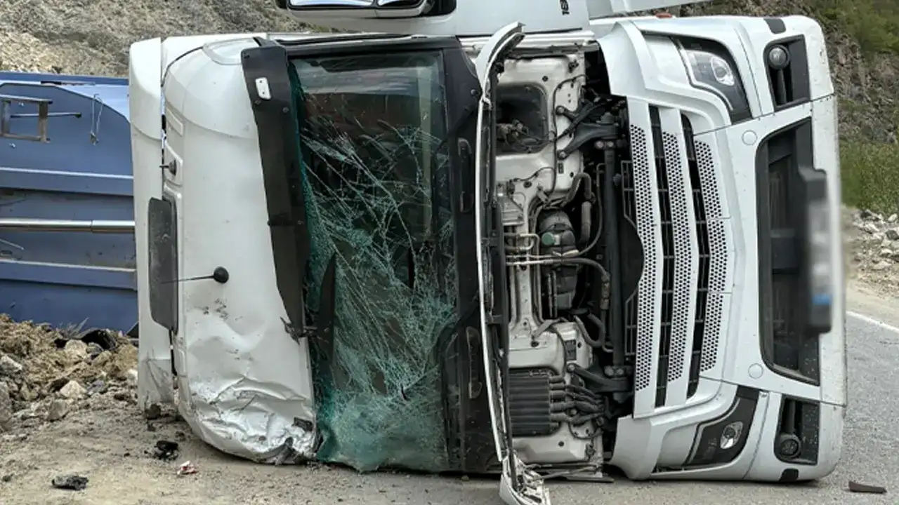 Araklı’da kontrolden çıkan tır devrildi: Sürücü yaralı