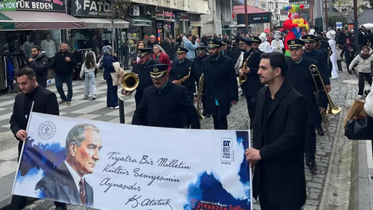 Trabzon tiyatro festival heyecanı kortej yürüyüşüyle başladı