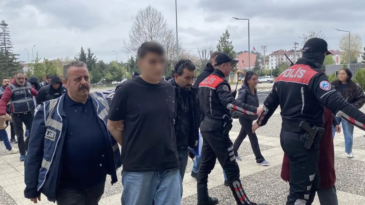 Ailelerden basın mensuplarına tepki: "Allah belanızı versin, daha 18 yaşında, çekmeyin"