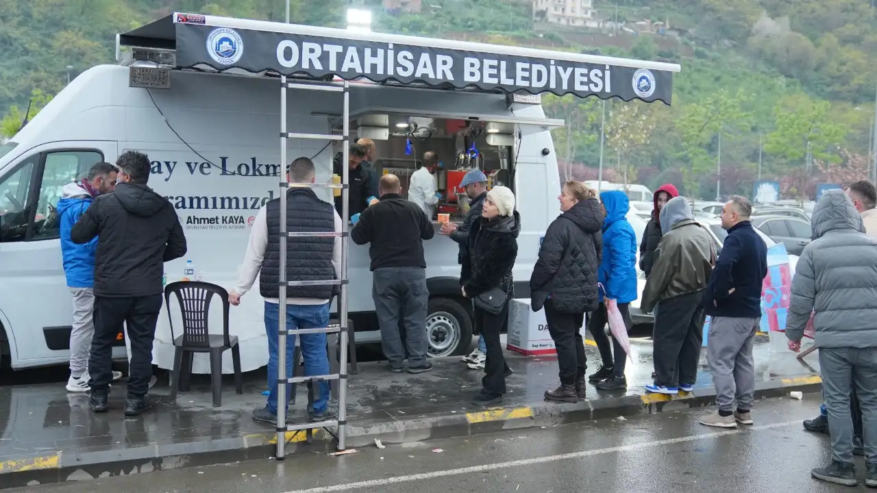 Ortahisar Belediyesi’nden Trabzonspor taraftarına çay ve lokma ikramı