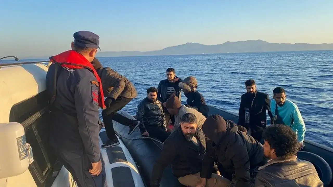 Kuşadası açıklarında sürüklenen bottaki 18 göçmen kurtarıldı
