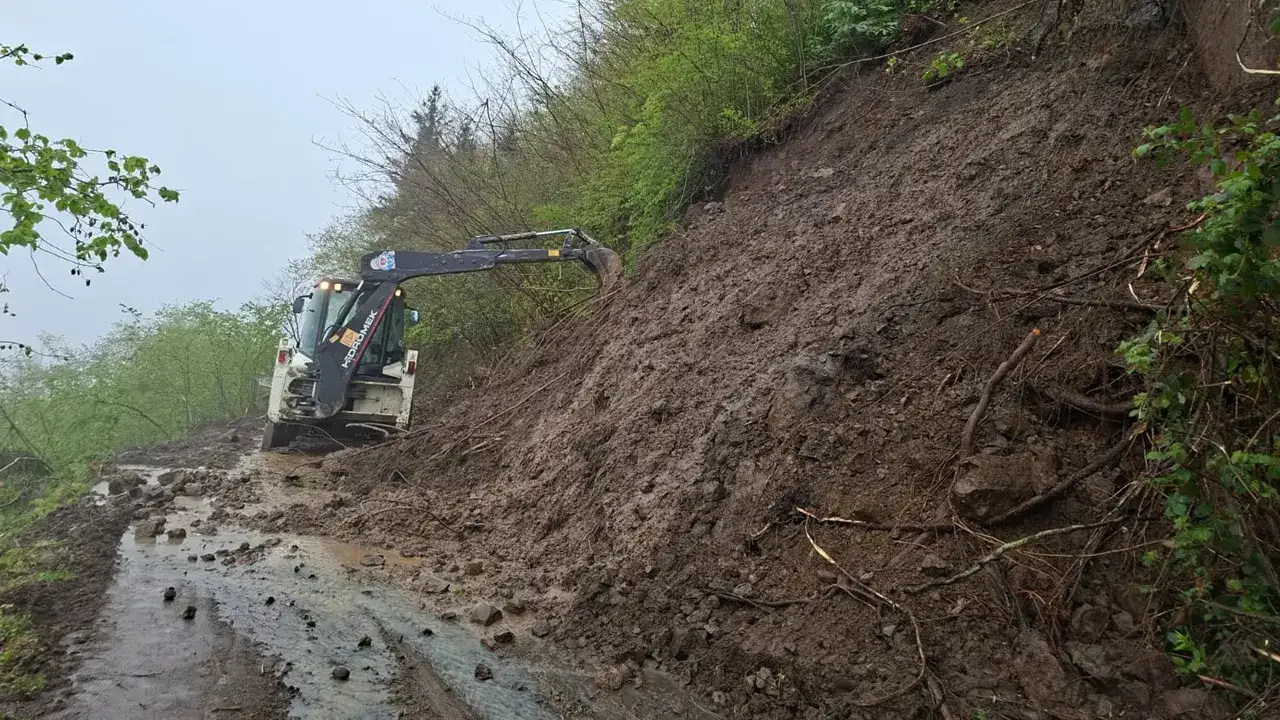 Trabzon’da heyelan sonrası kapanan yollar açıldı
