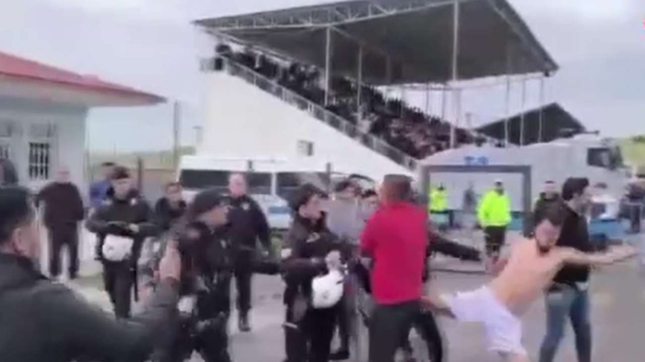 9 gollü maçın sonunda saha karıştı!