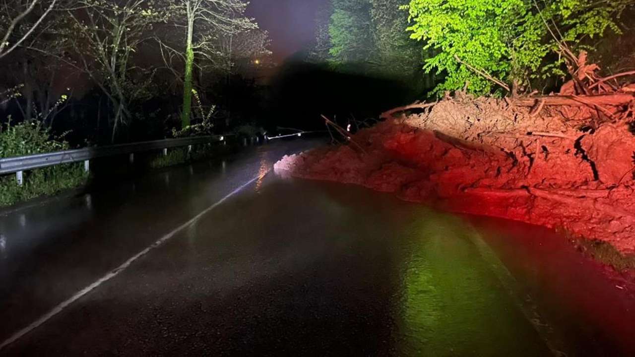 Meydana gelen heyelan yolu ulaşıma kapattı