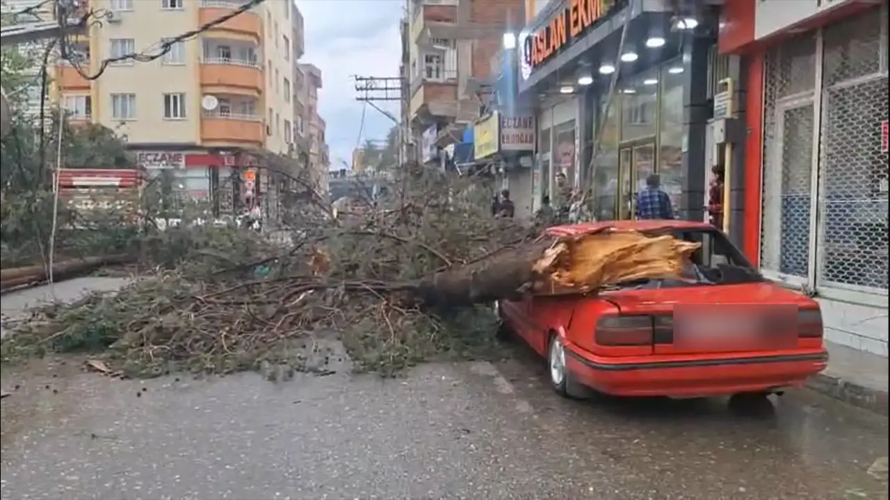Gaziantep ve Şanlıurfa’da süper hücre kabusu: 1 kişi hayatını kaybetti, okullar tatil edildi