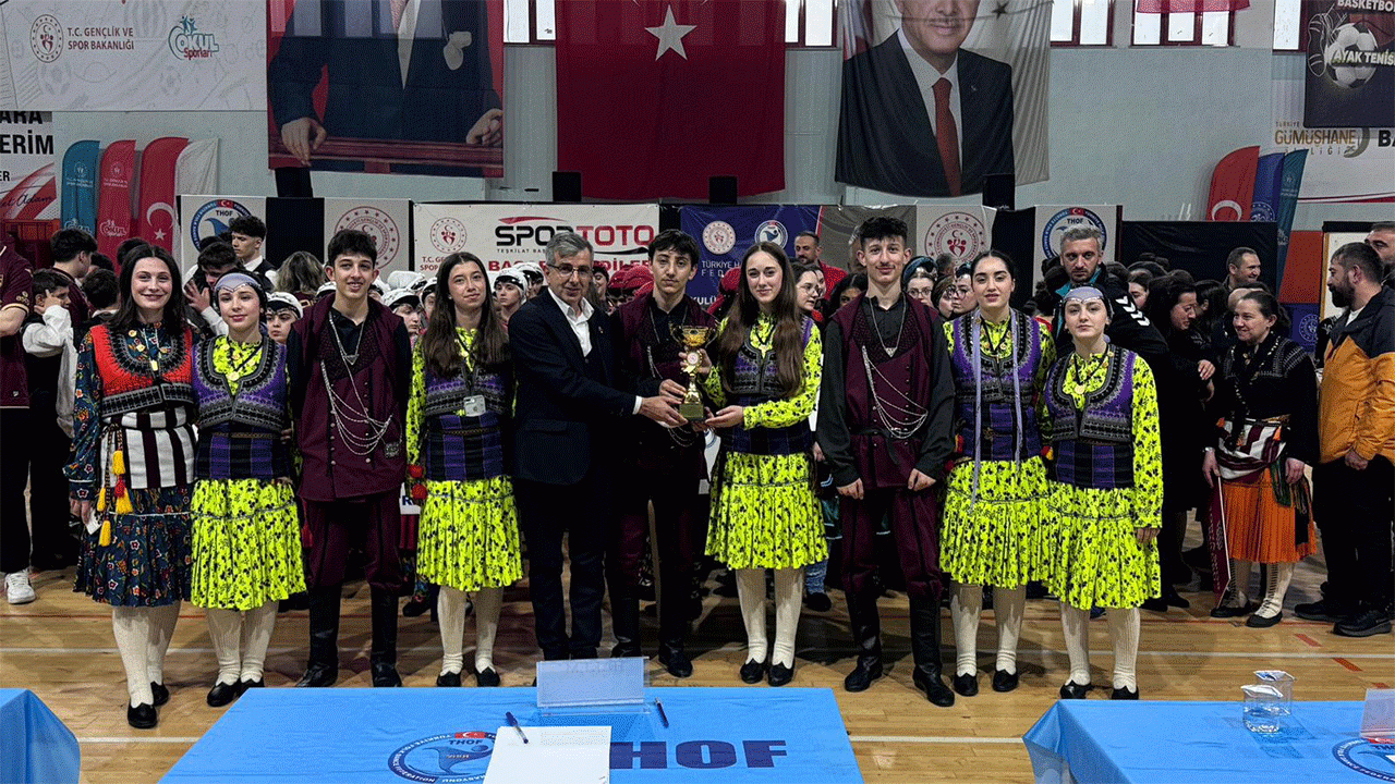 Trabzon Büyükşehir halk oyunları ekibi bölge birincisi oldu