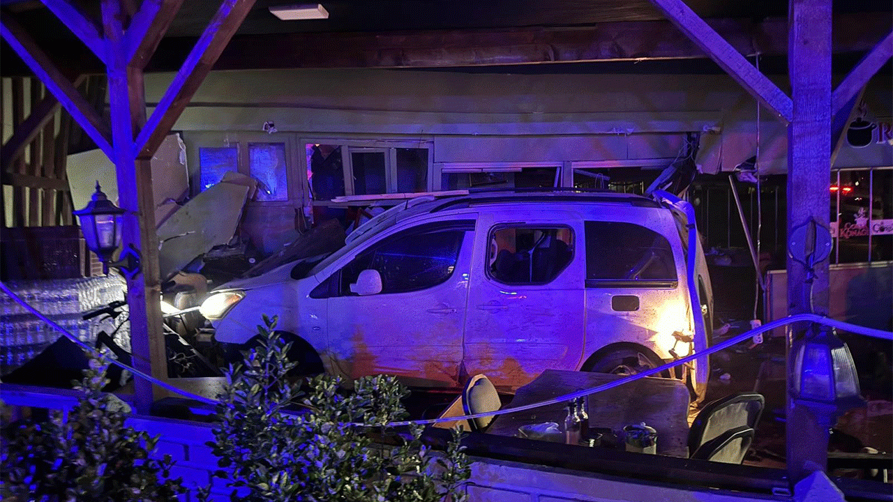 Ordu'da kontrolden çıkan araç iş yerine daldı: 2 yaralı