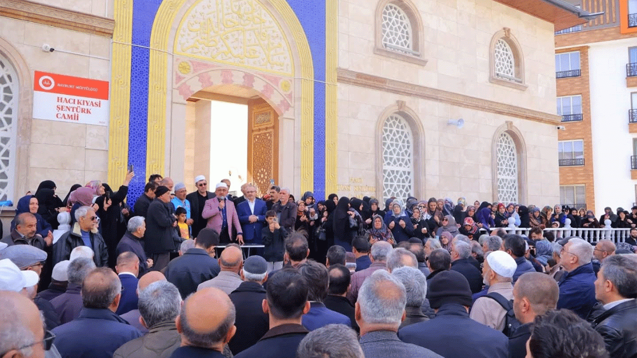 Bayburt’ta hacı adayları dualarla kutsal topraklara uğurlandı