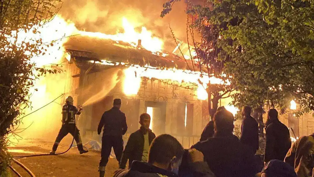 Trabzon’da ev alev alev yandı: 1 kişi hayatını kaybetti