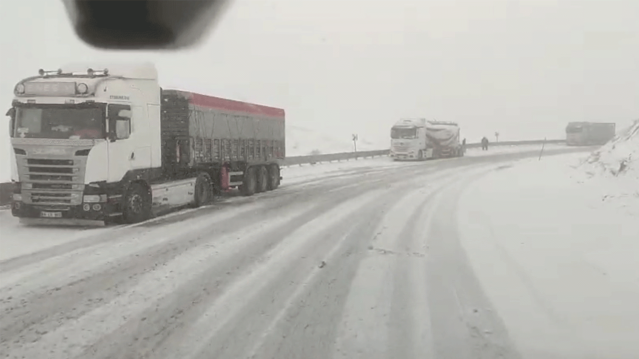Kop Geçidi’nde kar ve tipi ulaşımı olumsuz etkiledi