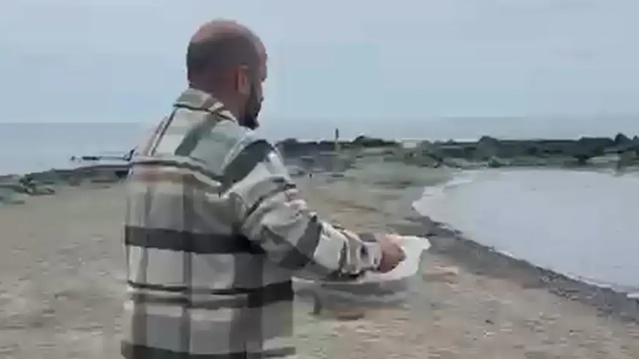 Rize’de örnek davranış! Canlı mersin balığını denize bıraktı