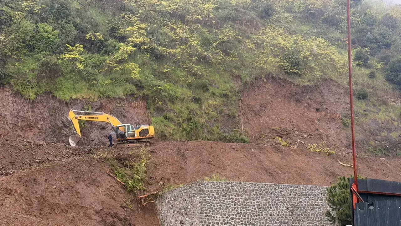 Trabzon’da korkutan anlar! İş makinesi üzerine toprak kaydı
