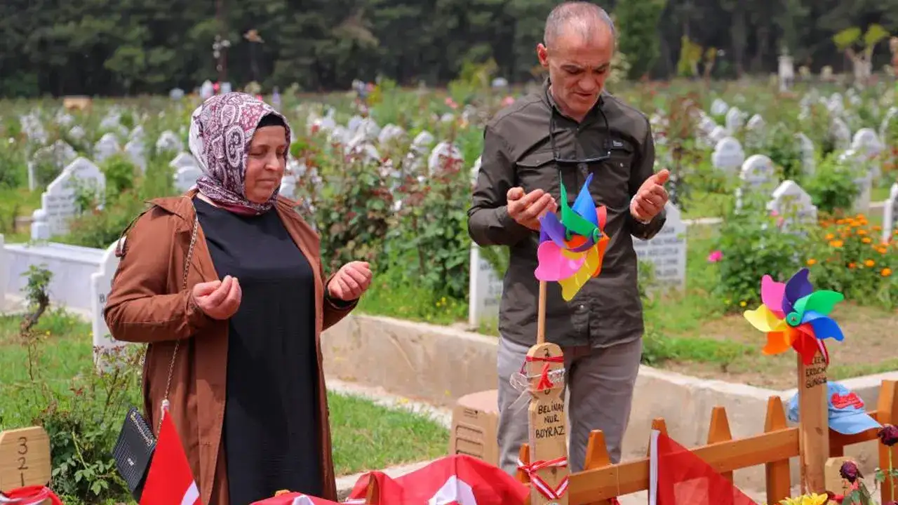 Trabzon’dan Kahramanmaraş’a ziyaret! Mezarlıkta yürek yakan sözler