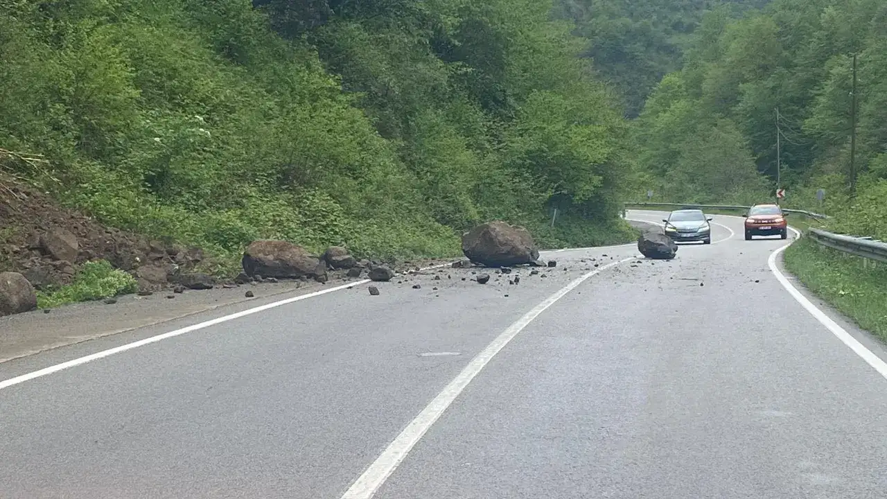 Tonya yolunda bir kez daha heyelan paniği yaşandı