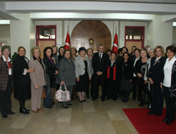 Türk Annelerinden Vali'ye ziyaret