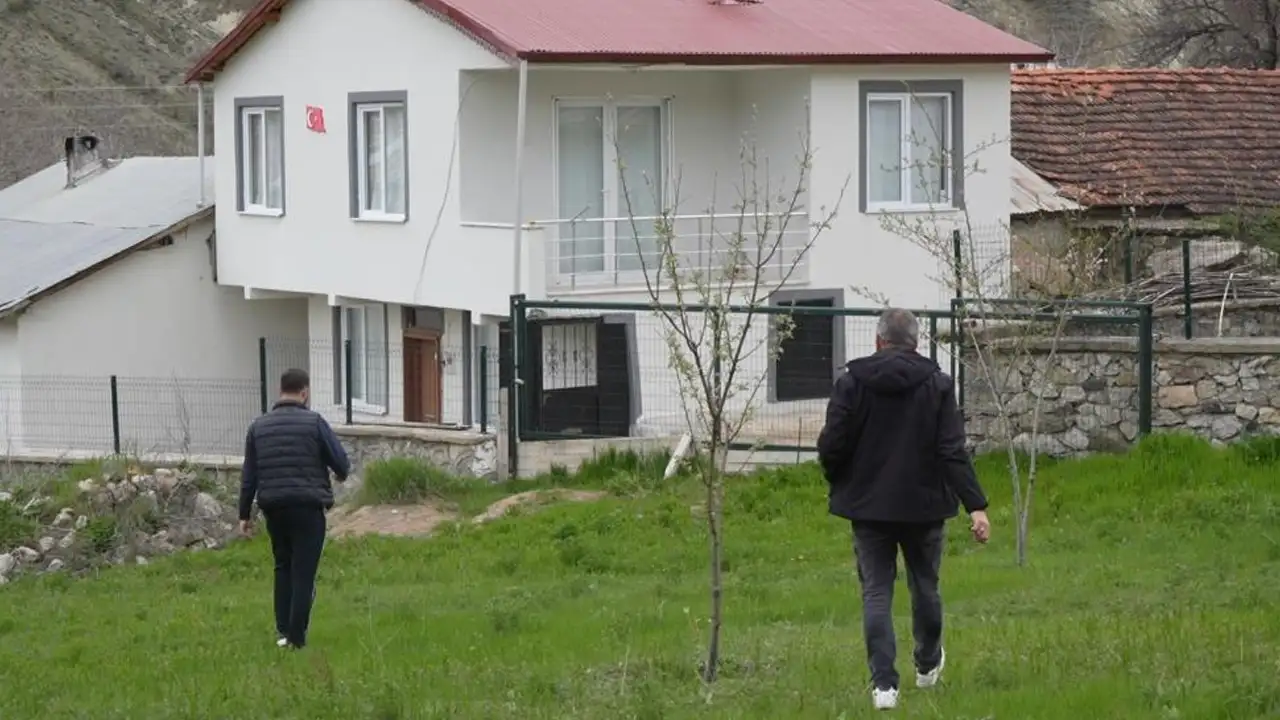 Gümüşhane’de köye inen ayılar vatandaşları tedirgin etti