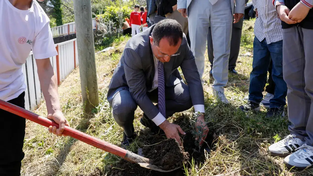 Akçaabat’ta Anneler Günü’nde zeytin fidanları toprakla buluştu