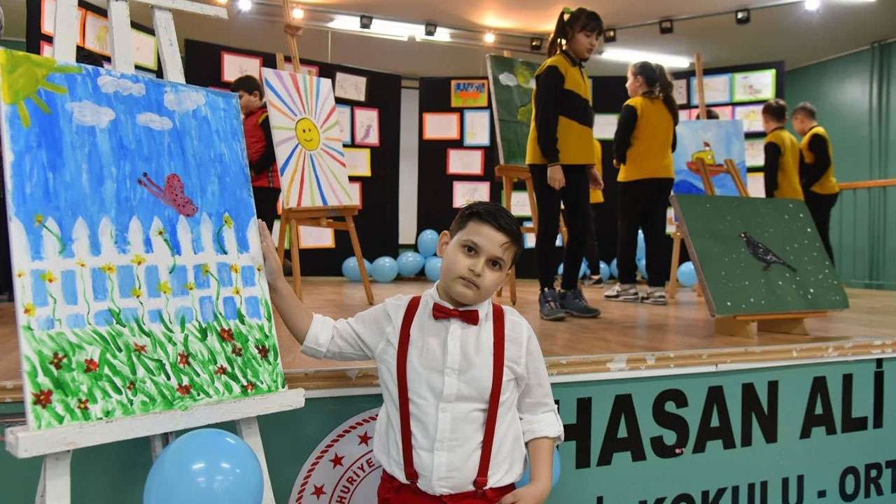 Giresun’da otizmli öğrenciden ilk kişisel resim sergisi