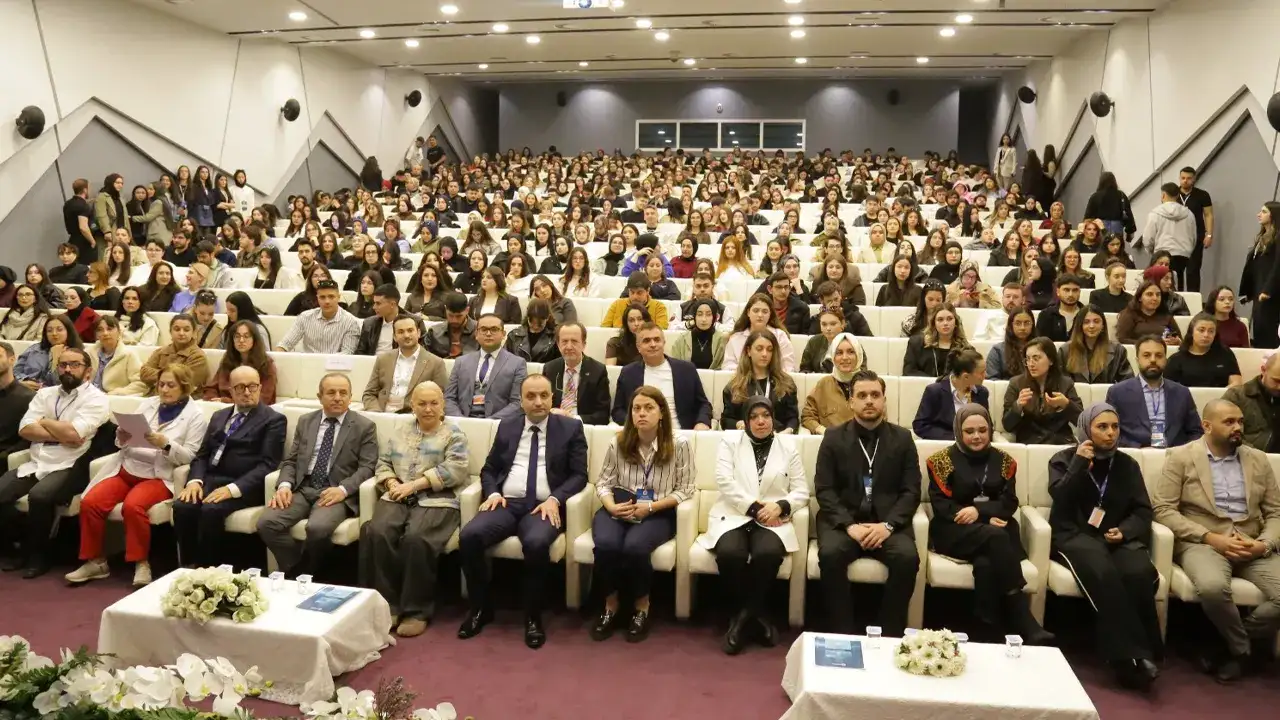 Avrasya Üniversitesi AÖS 2026 sempozyumu başladı