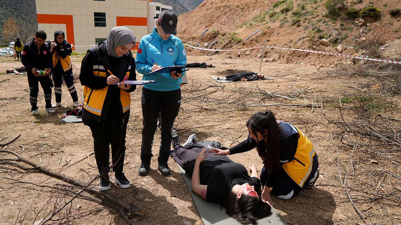 Gümüşhane’de üniversiteliler afet tatbikatında parkurlarda yarıştı
