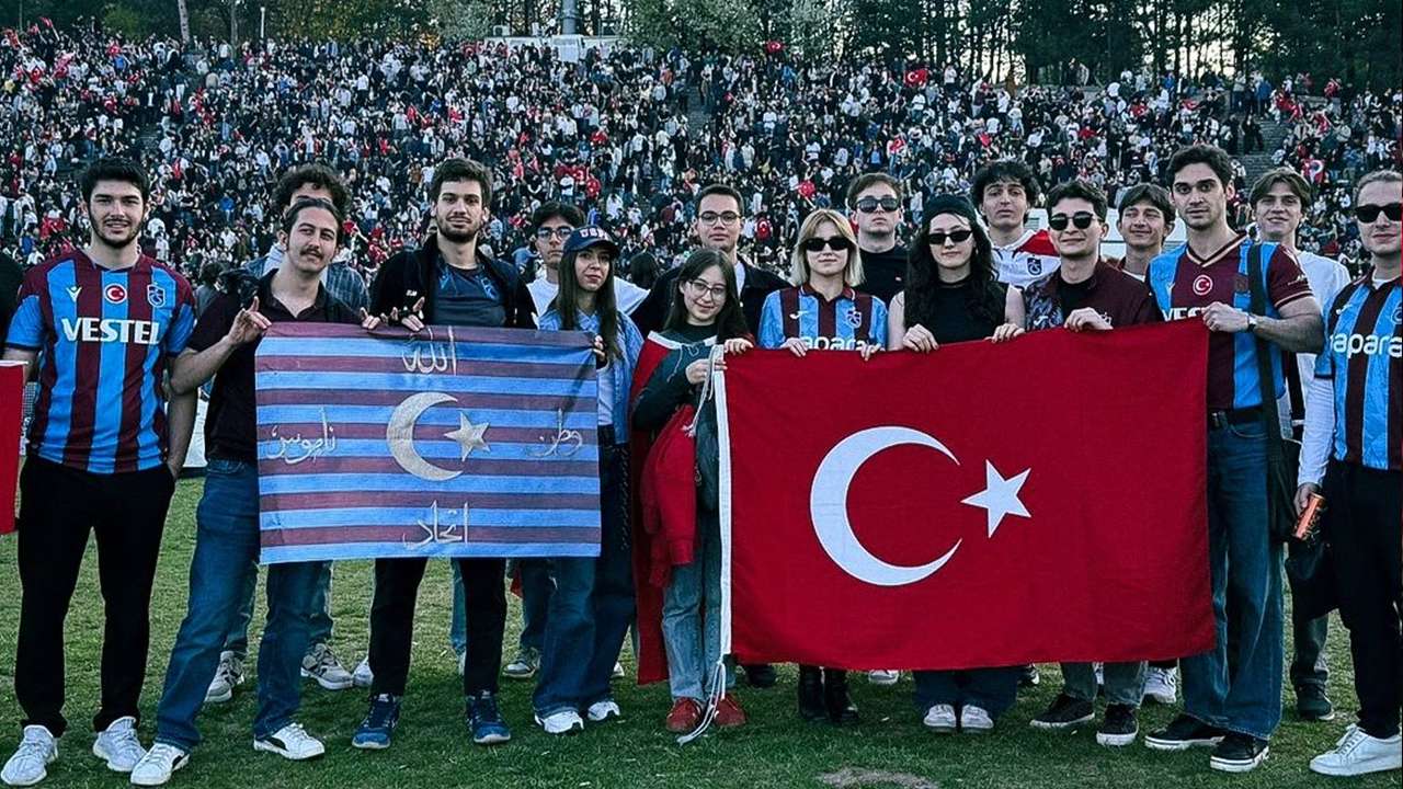 ODTÜ’de Türk Bayrağına yönelik saldı! Trabzonspor taraftarları sahaya indi