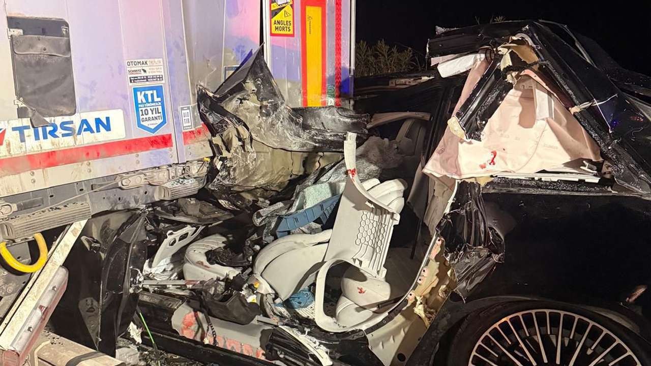 Bölgemizde feci kaza can aldı! Otomobil tıra çarptı