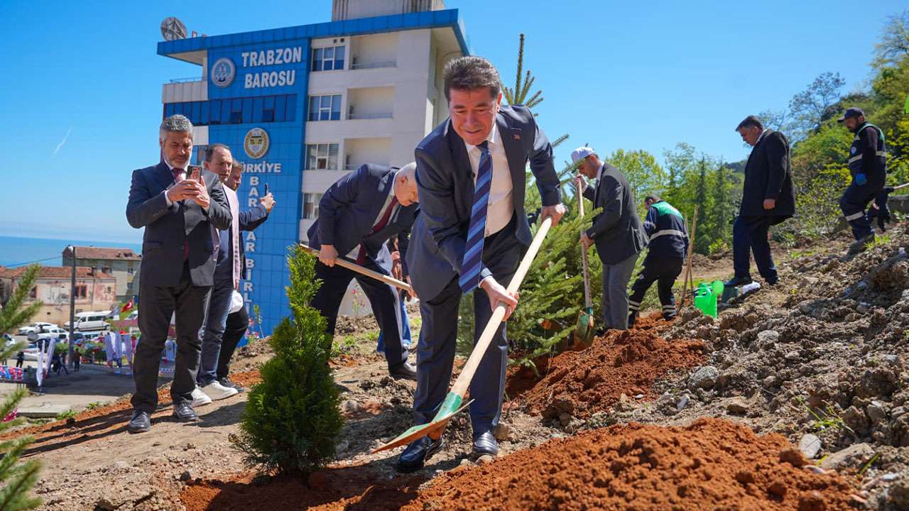 Başkan Kaya'dan destek! 700 fidan toprakla buluşturuldu