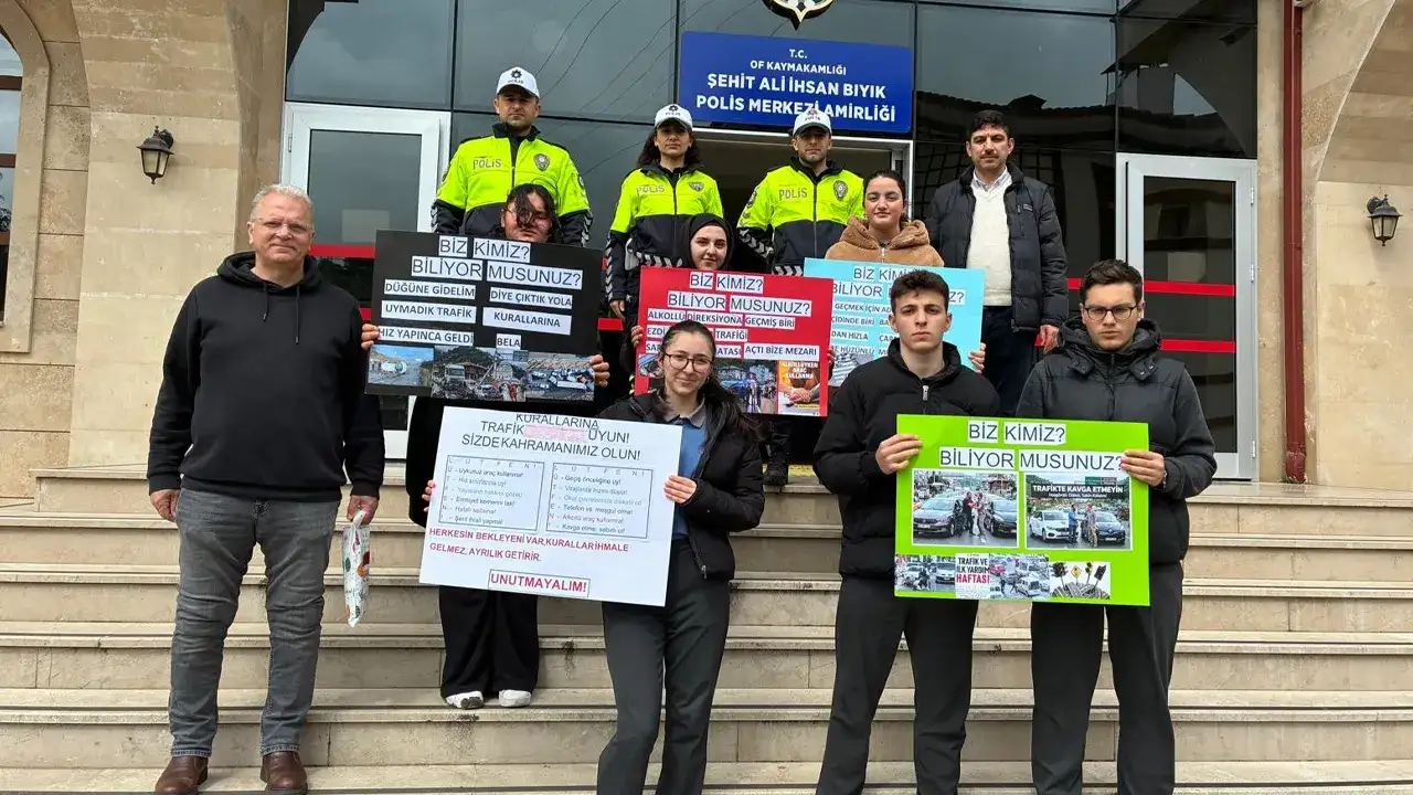 Of’ta öğrencilerden sürücülere trafik kuralları uyarısı