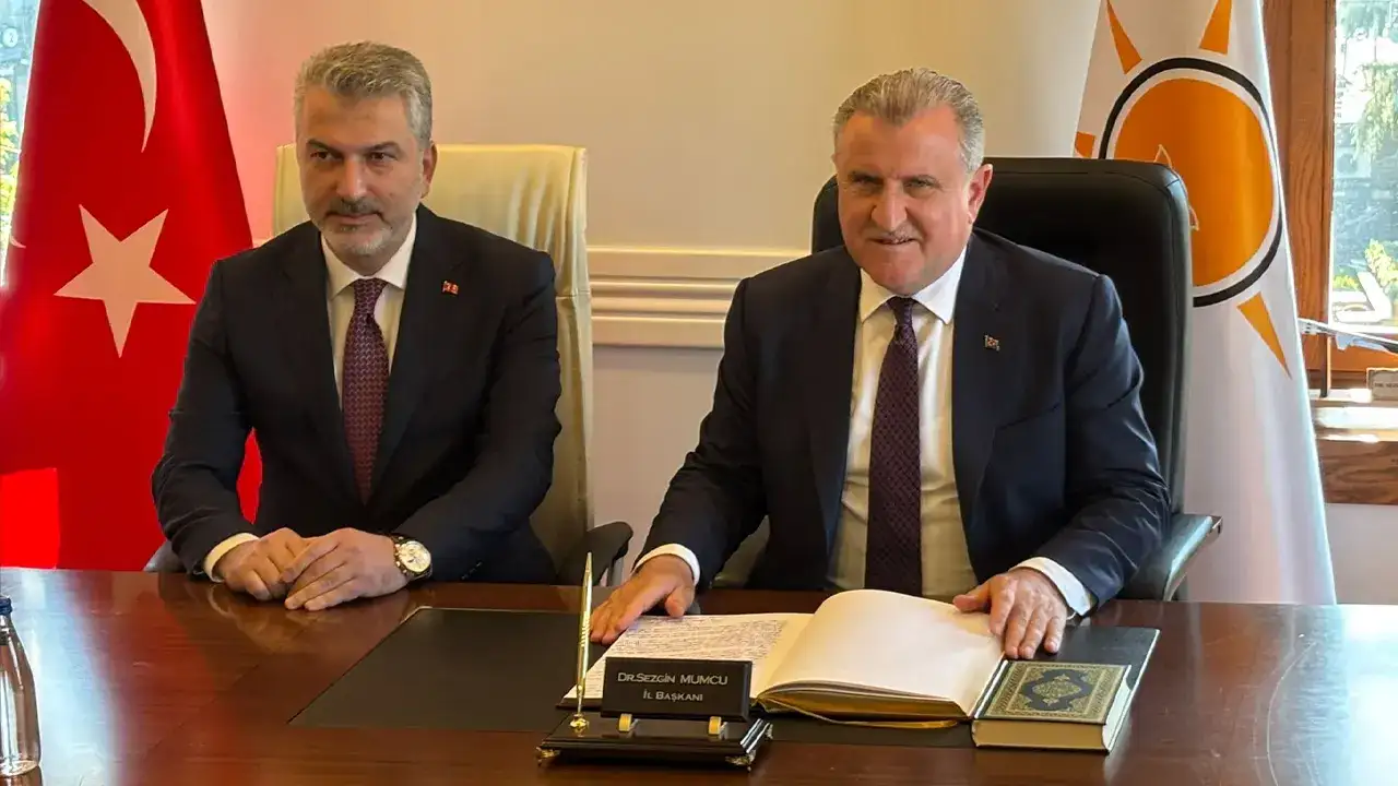 Bakan Osman Aşkın Bak'tan AK Parti Trabzon İl Binası ziyareti! “ Trabzonspor şehri kimliğini güçlendiriyor”