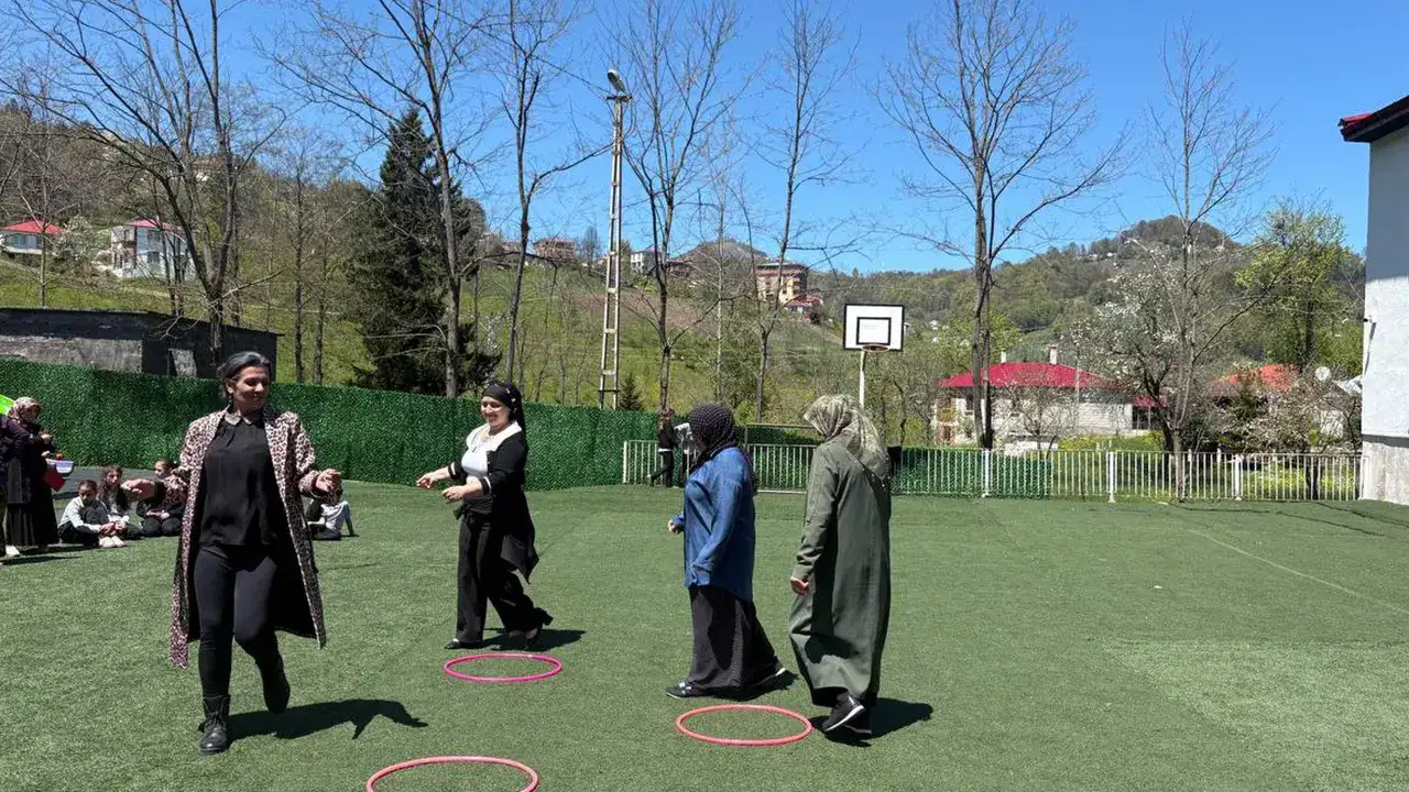 Trabzon’da Anneler Günü coşkusu! Okul bahçesinde horon oynadılar