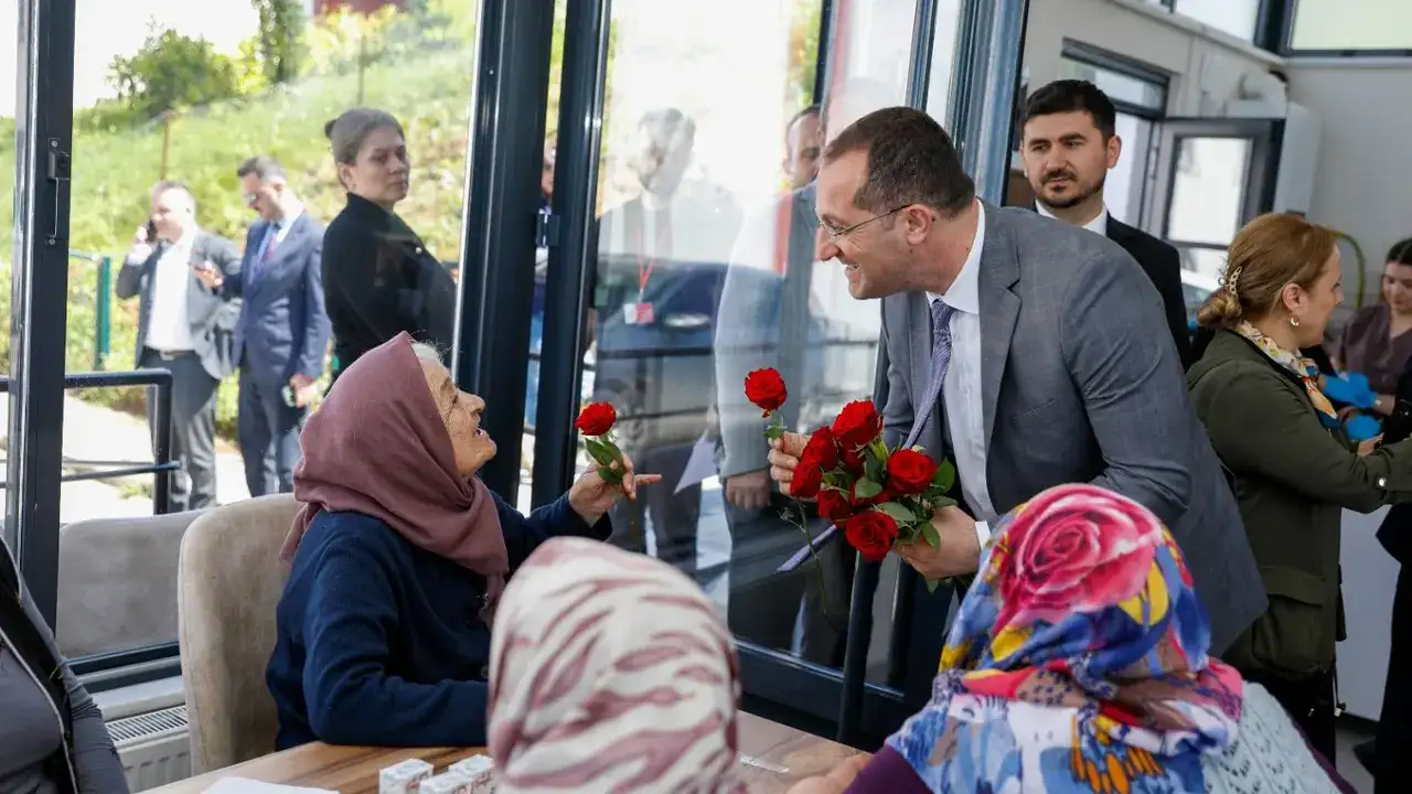 Başkan Ekim’den huzurevinde Anneler Günü ziyareti