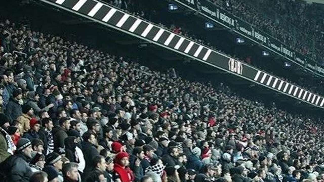 Beşiktaş taraftarından maç başında protesto! Sahaya sırtlarını döndüler