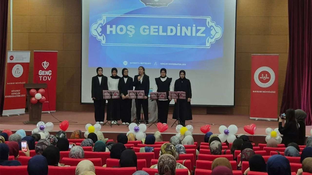 Bayburt’ta üniversiteliler yıl sonu programında buluştu
