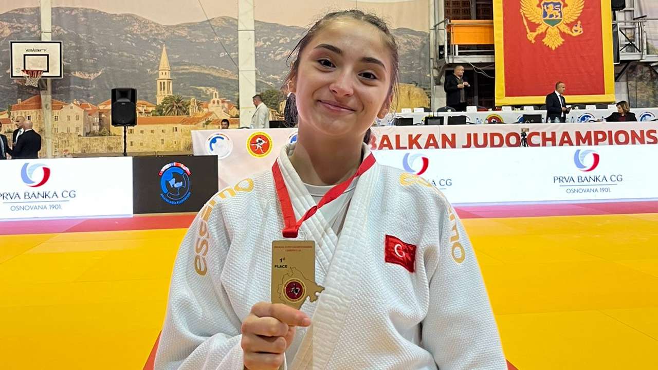 Trabzonlu Ahsen Balkanlara Yıldırım gibi düştü! İstiklal Marşı Karadağ’da yankılandı
