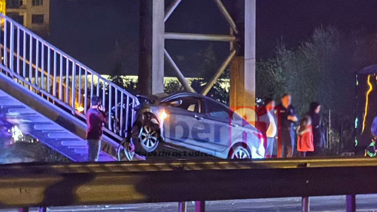 Trabzon’da korkutan kaza: Otomobil üst geçidin girişinde sıkıştı