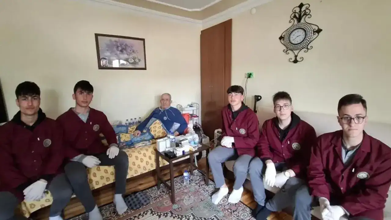 Bayburtlu Öğrencilerden Anlamlı Ziyaret! Yaşlı Vatandaşın Yardımına Koştular
