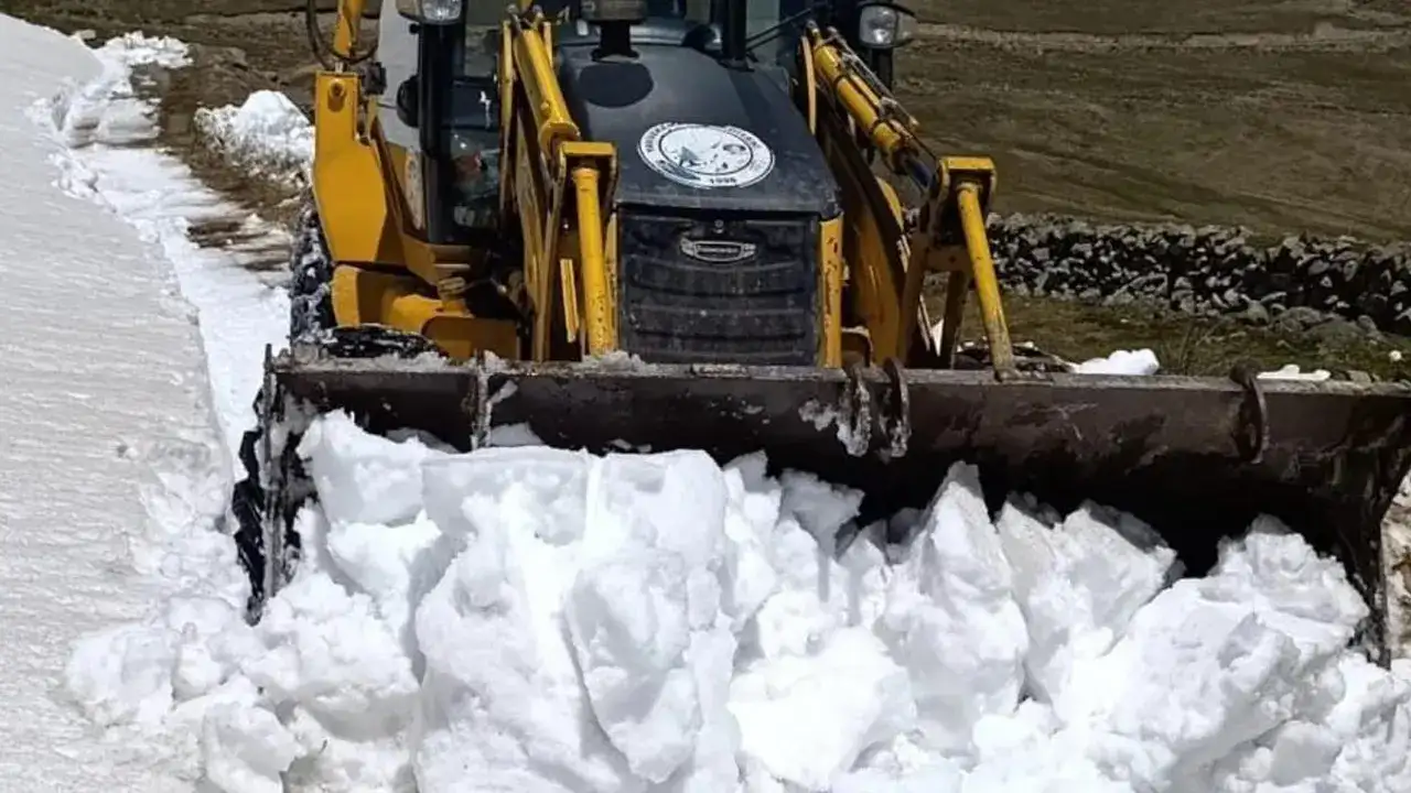 Giresun yaylalarında mayısta kar mesaisi sürüyor