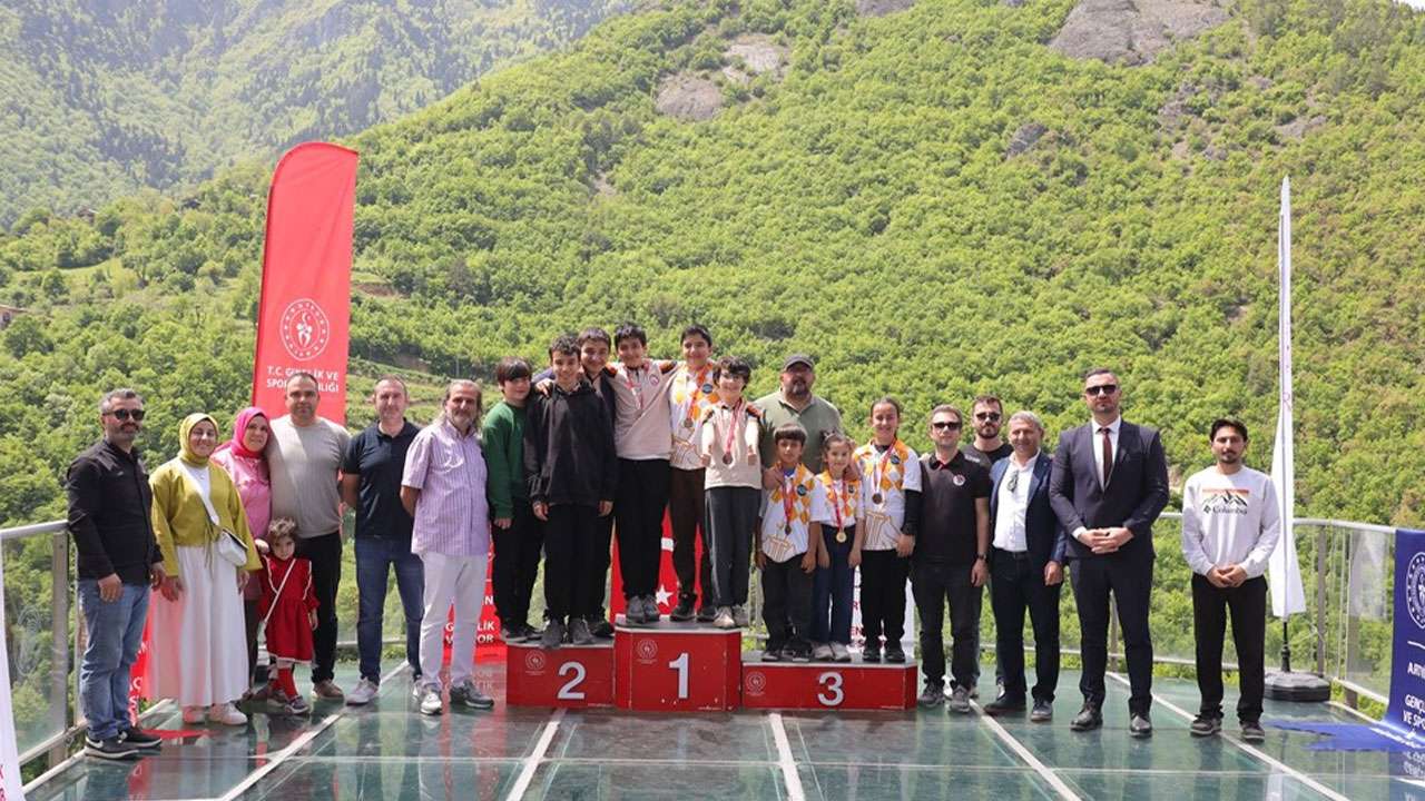 Artvin'de  cam terasta satranç heyecanı
