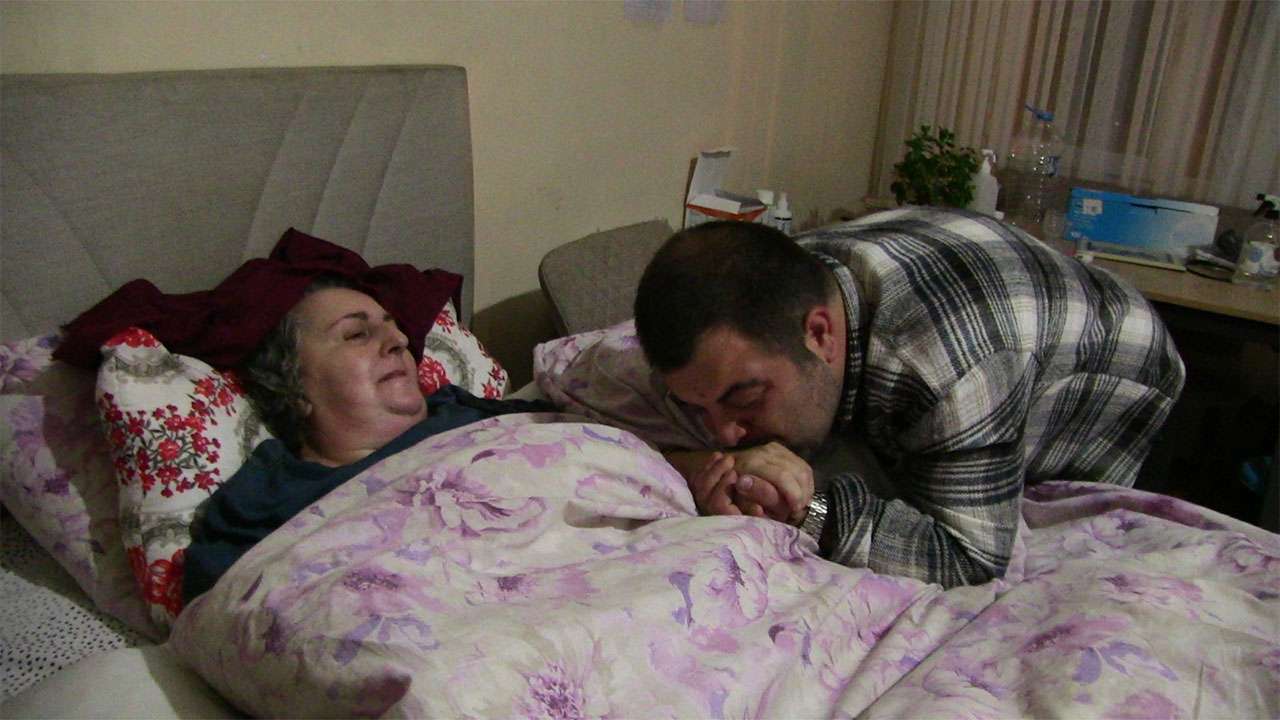 Artvin’de annesine 10 yıl bakan genç Anneler Günü’nde yıkıldı