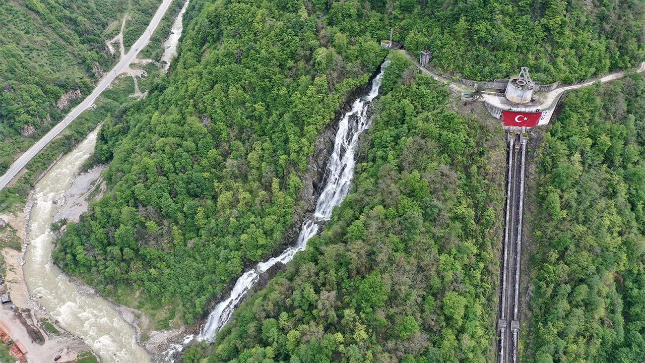 Giresun’da 190 metreden akan şelale ilgi odağı oldu
