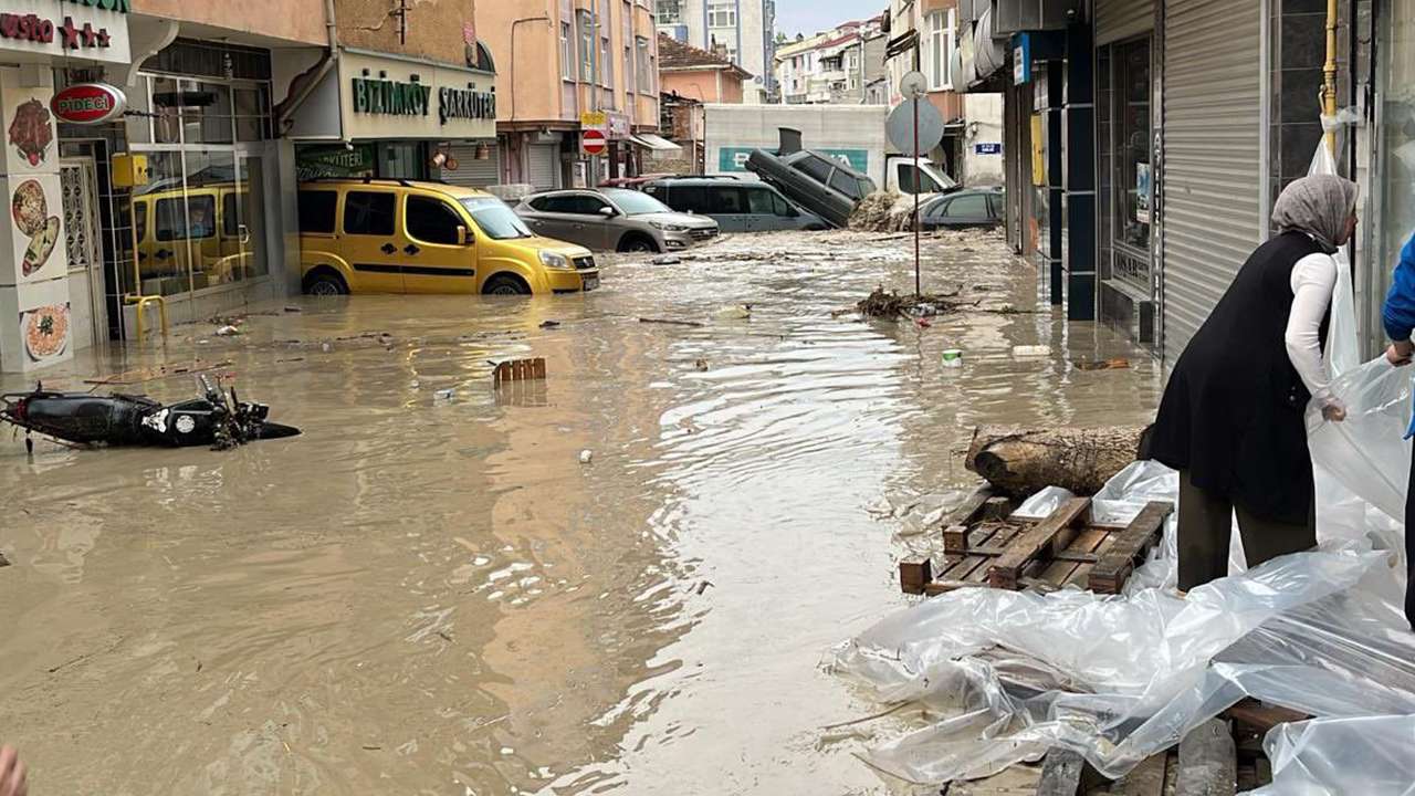 Başkan Ahmet Metin Genç’ten sel felaketi yaşayan o ilçeye geçmiş olsun mesajı