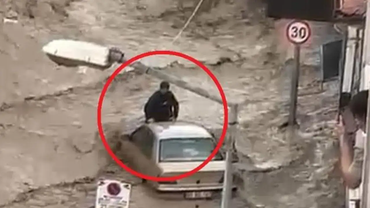 Sel paniği! Otomobilin üstünde ekipleri bekledi