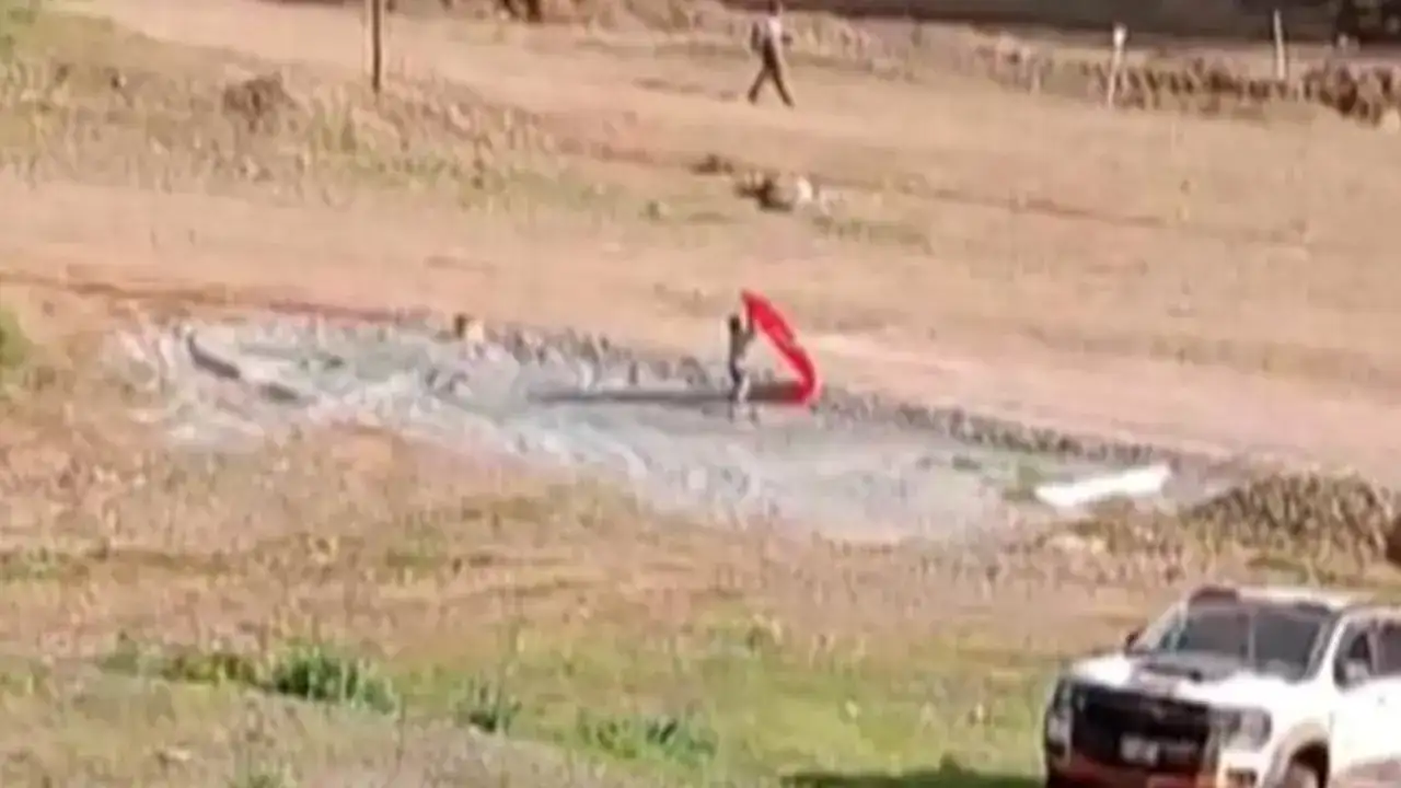 14 yaşındaki Yusuf, yere düşen bayrağı almak için piste koştu