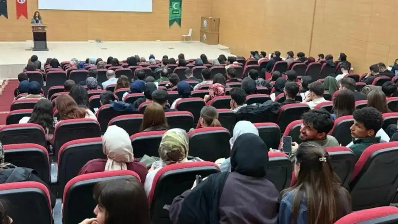 Bayburt’ta üniversite öğrencilerine bağımlılıkla mücadele konferansı